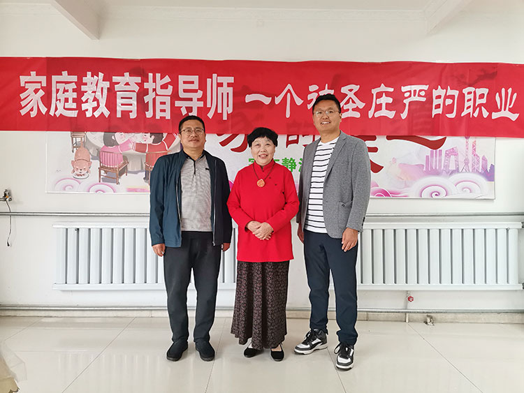 张老师受邀参加天津雨花斋学员家庭教育指导师授证仪式